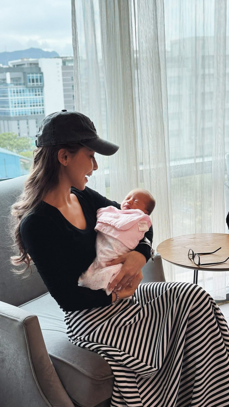 吳婉君分享抱嫩嬰照。（翻攝自臉書）