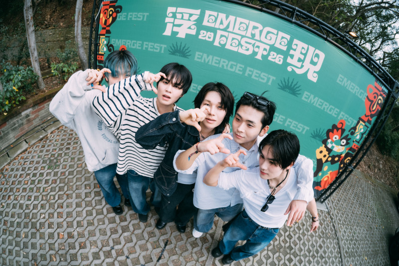 can’t be blue一起比出「C」的手勢。（浮現祭提供）