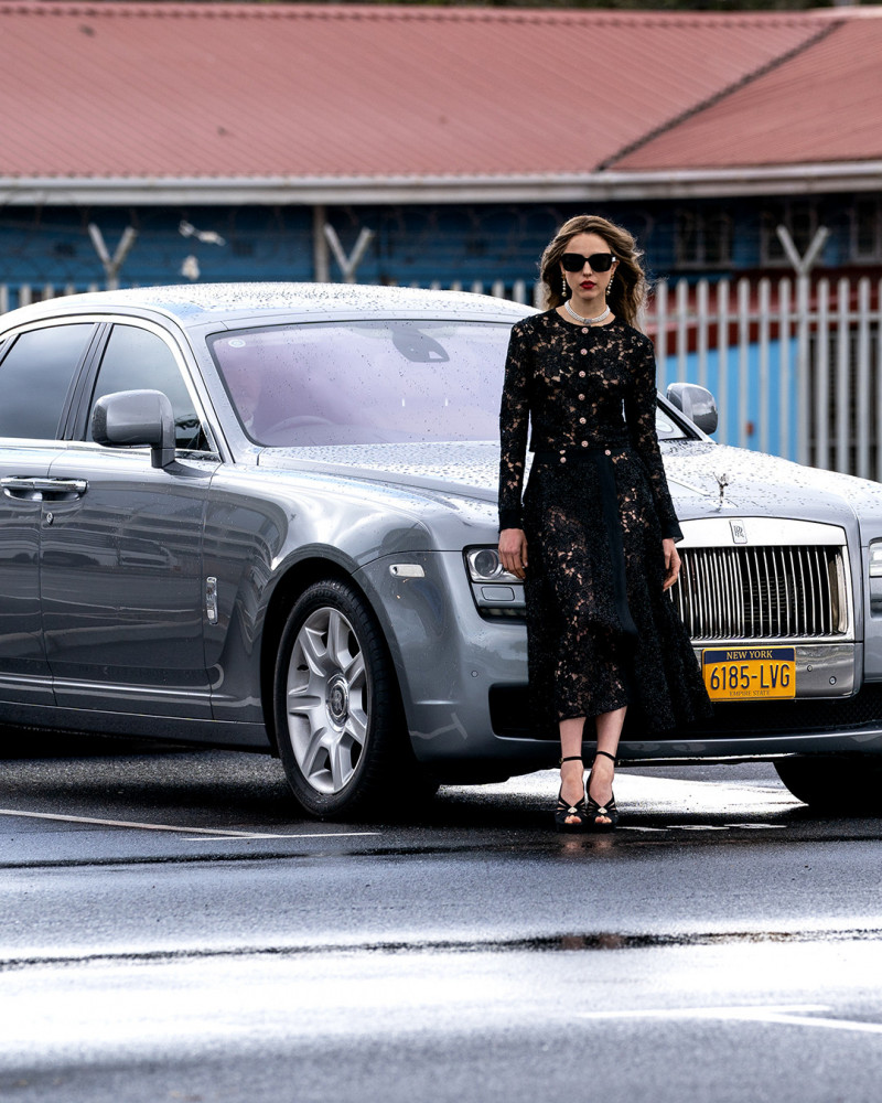 瑪格麗特庫利在《豪門殺人指南》中全身上下都是香奈兒。（CATCHPLAY提供）