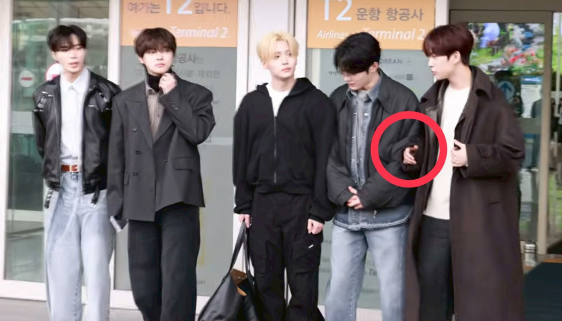 金虔佑（右）為拍照，直接用右手推隊友李相沅（右二），挨轟超沒禮貌。（翻攝自YouTube）