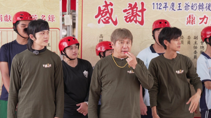 《綜藝大集合》日前到屏東九如九塊厝三山國王廟。（民視提供）