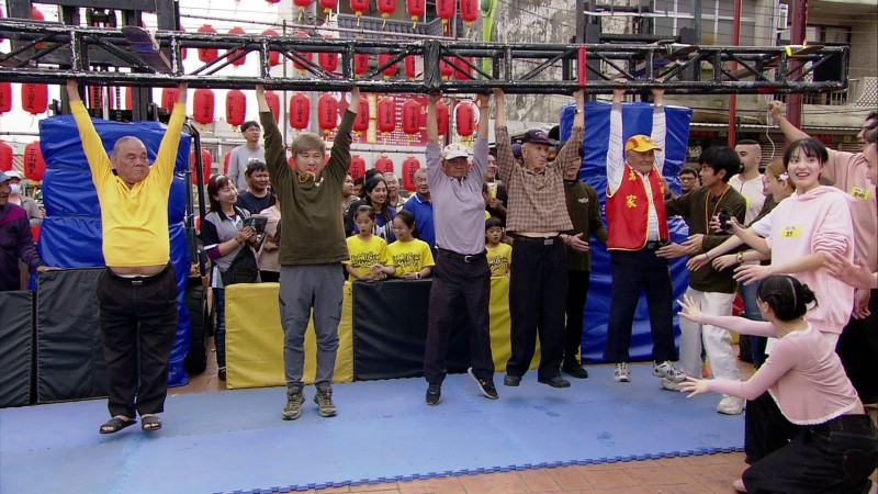 八旬阿公下戰帖，胡瓜帥不過3秒。（民視提供）