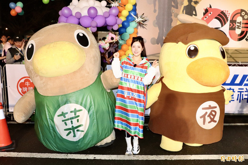 南韓人氣女神南珉貞參加古都馬，與菜奇鴨與夜奇鴨合照。（記者王姝琇攝）