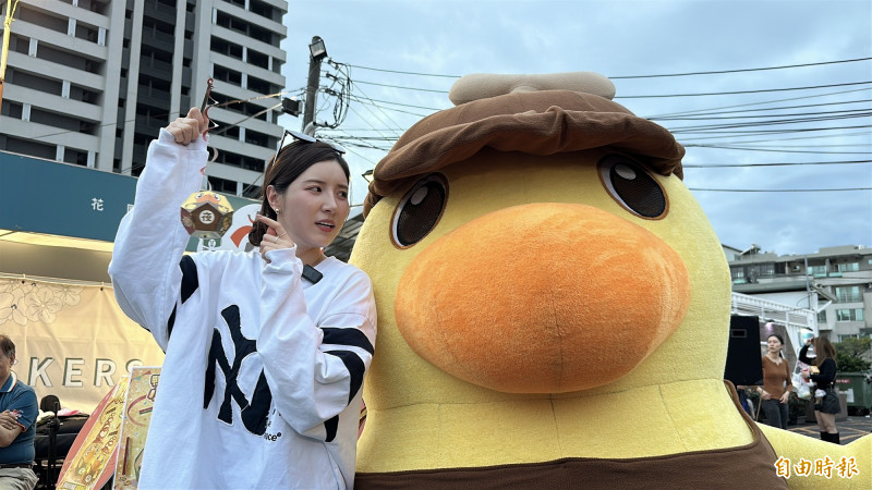 南韓人氣女神南珉貞逛花園夜市，體驗台南夜生活。（記者王姝琇攝）