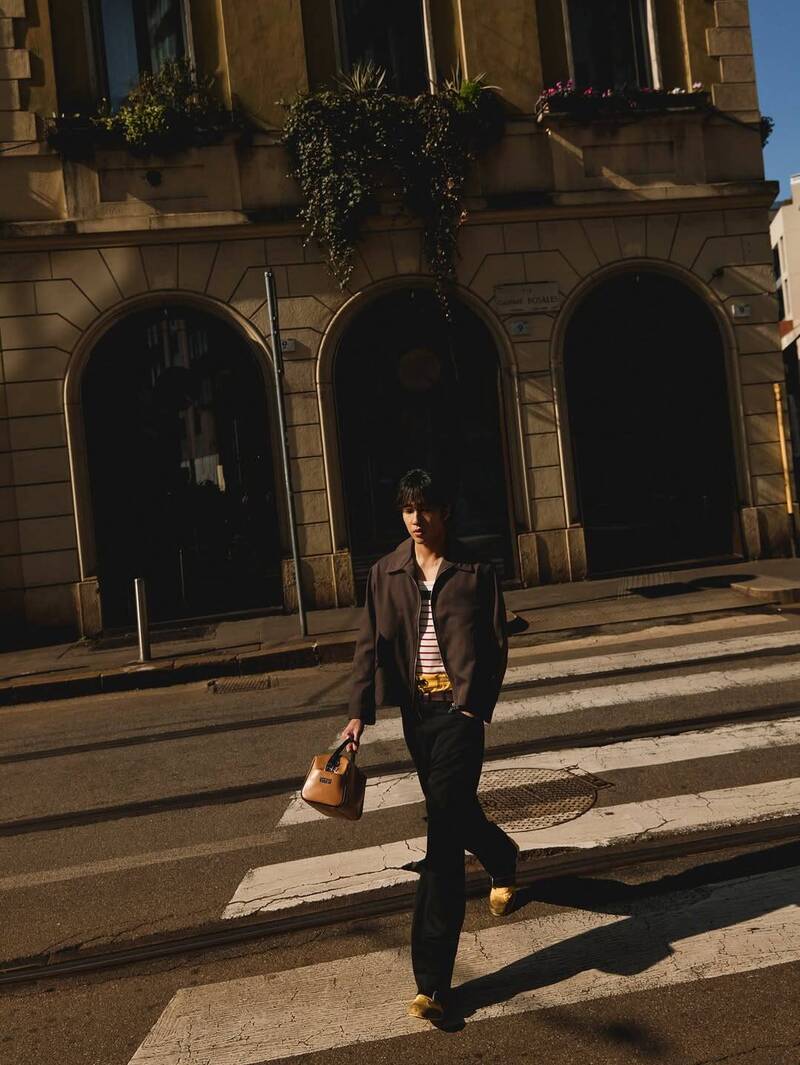 婁峻碩連換多套造型，從摩登復古的緹花針織，到俐落都會風格都完美駕馭。（翻攝自IG）