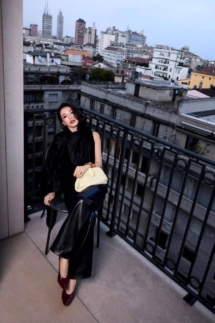 短髮造型讓舒淇的五官更顯立體，舉手投足皆流露成熟自信與從容優雅。（翻攝自IG）