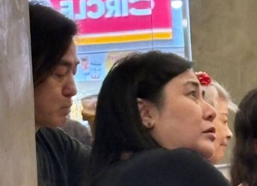 鄭伊健夫婦街頭吃麵  蒙嘉慧幸福肥一舉動被讚明星風采