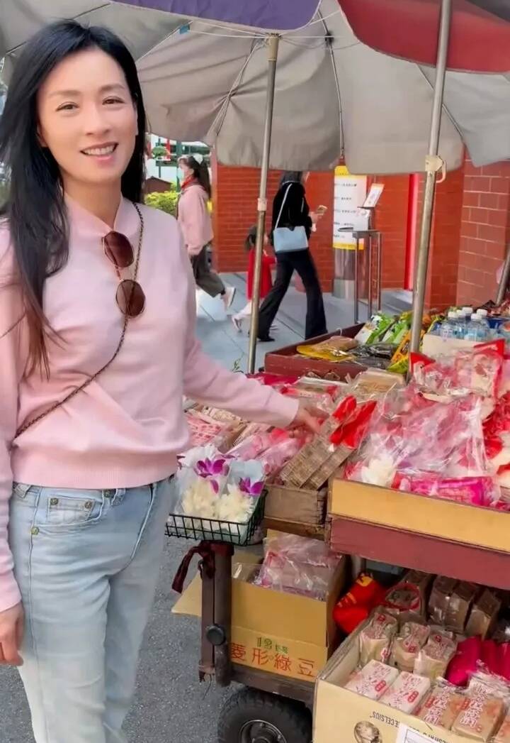 張庭回到充滿兒時記憶的行天宮，還跟熟悉的攤販聊天。（翻攝自小紅書）