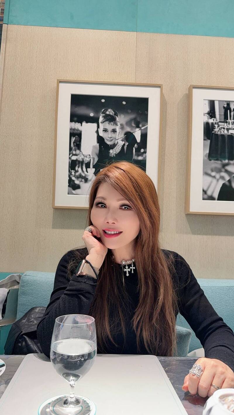 新春過年赴美期間，張雅琴在紐約蒂凡內咖啡廳，巧遇奧黛麗赫本照片（後）。（翻攝自張雅琴臉書）