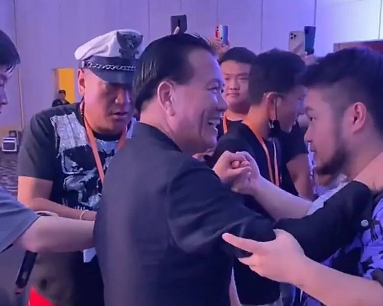 萬梓良（中）外出多以輪椅代步，行走也需旁人攙扶。（翻攝自YouTube）