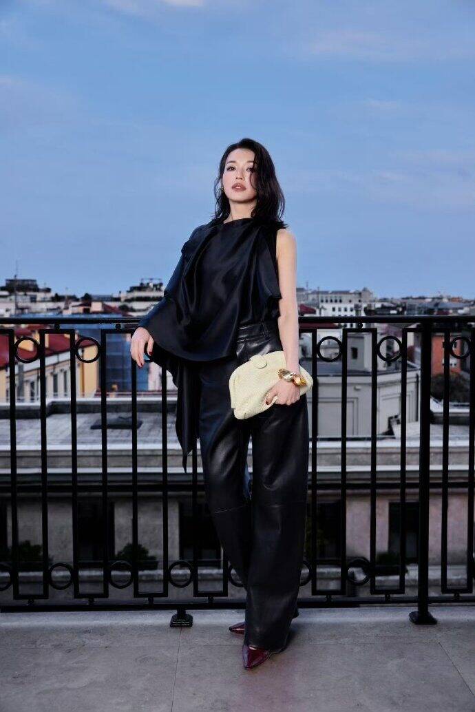 舒淇以品牌時尚大使身分飛往義大利，參加米蘭時裝週。（翻攝自IG）