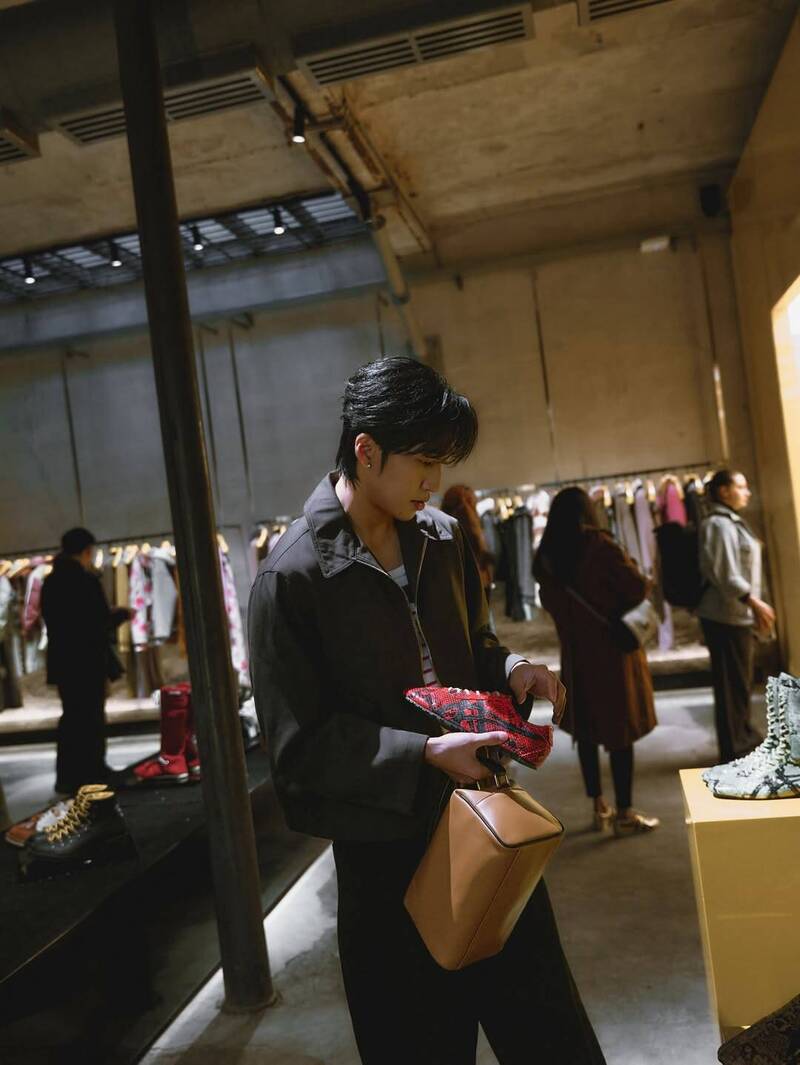 婁峻碩不論秀場內外或街拍鏡頭前，都帥出新高度。（翻攝自IG）