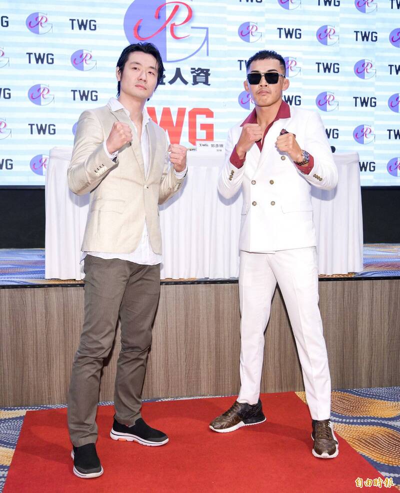 「台灣燒打雞」韓森（右）挑戰格鬥界的傳奇老將「金鋼刀」張景雄（左）。（記者王文麟攝）