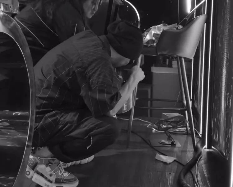 黃明志在影片中有蹲地嘔吐的畫面。（翻攝自IG）