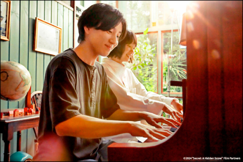 京本大我（左）和古川琴音的《不能說的秘密》走經典日式純愛風。（可樂電影提供）