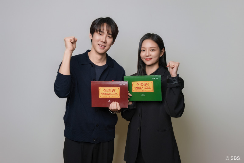 《神與律師事務所》柳演錫（左）飾演律師申二朗，搭檔李絮飾演的菁英律師韓娜賢。（Hami Video提供）