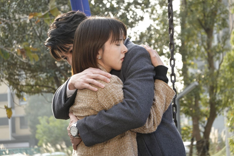 蘇晏霈（左）、羅子惟在《豆腐媽媽》於公園擁抱。（民視提供）