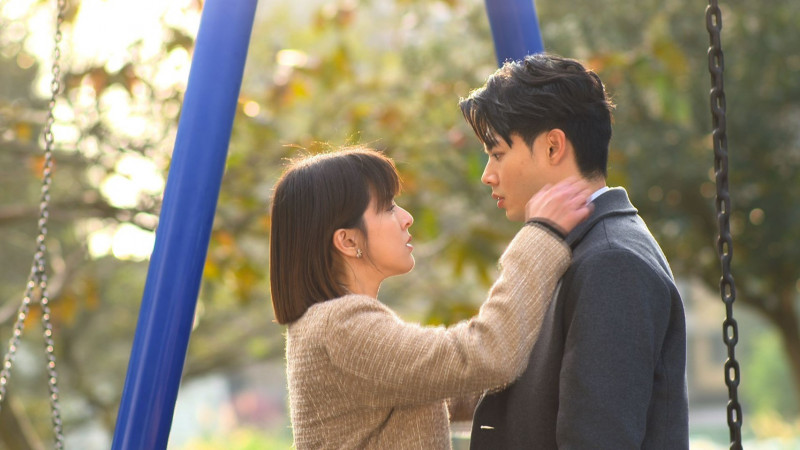 蘇晏霈（左）、羅子惟在《豆腐媽媽》於公園甜蜜對視。（民視提供）