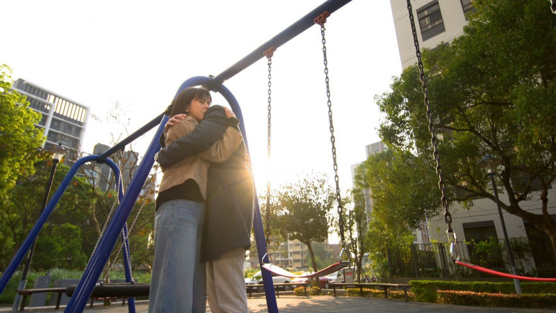 蘇晏霈（左）、羅子惟在《豆腐媽媽》於公園擁抱。（民視提供）