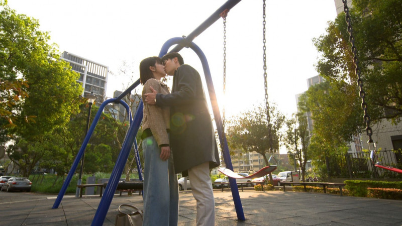 蘇晏霈（左）、羅子惟拍攝《豆腐媽媽》吻戲。（民視提供）