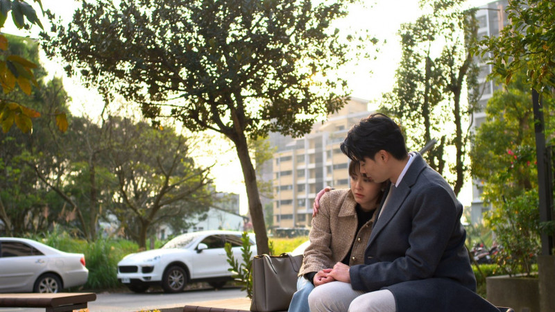 蘇晏霈（左）、羅子惟在《豆腐媽媽》於公園擁抱。（民視提供）