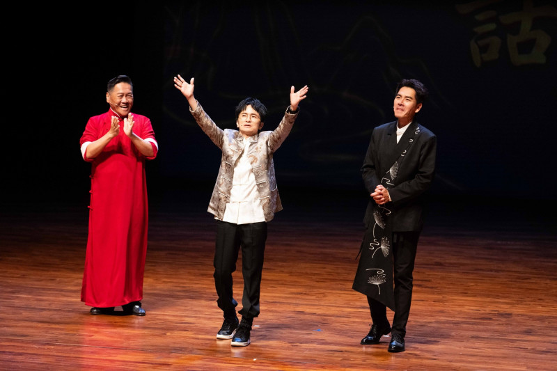 王傳一（右）、朱德剛（左）《壹加一剛好比三小》台中首演，開心與唐從聖（中）合體。（嚞娛樂提供）