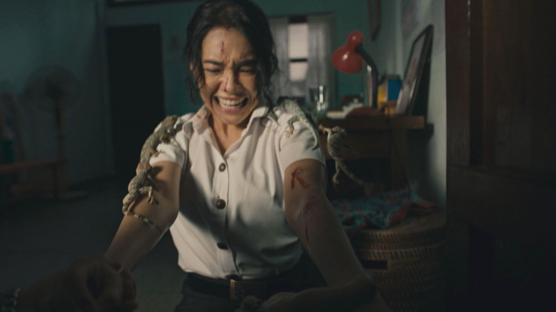 泰國人氣女星丘普朗在與數十隻大壁虎對戲遭狠咬。（威視電影提供）