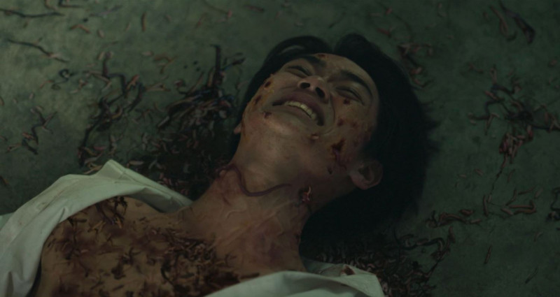 《邪降：覺醒》演員親上陣，大量蚯蚓、蛆蟲灑全身。（威視電影提供）