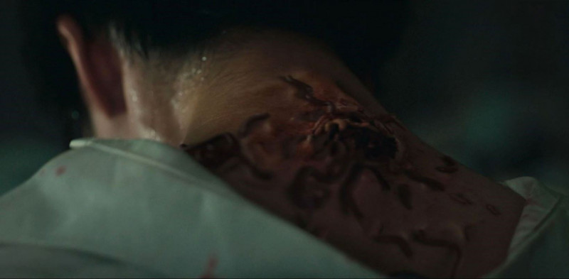 《邪降：覺醒》男大生意淫學妹打手槍，遭下降頭毒咒，億萬精蟲變蛆蟲。（威視電影提供）