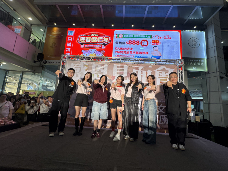 《陽光女子合唱團》到台中舉行感恩見面會，苗可麗（左三）也加入。（壹壹喜喜提供）