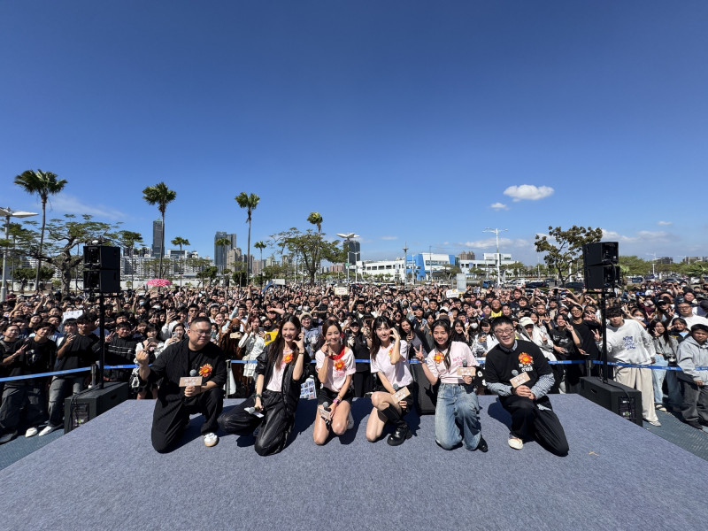 《陽光女子合唱團》被高雄熱情的觀眾包圍。（壹壹喜喜提供）