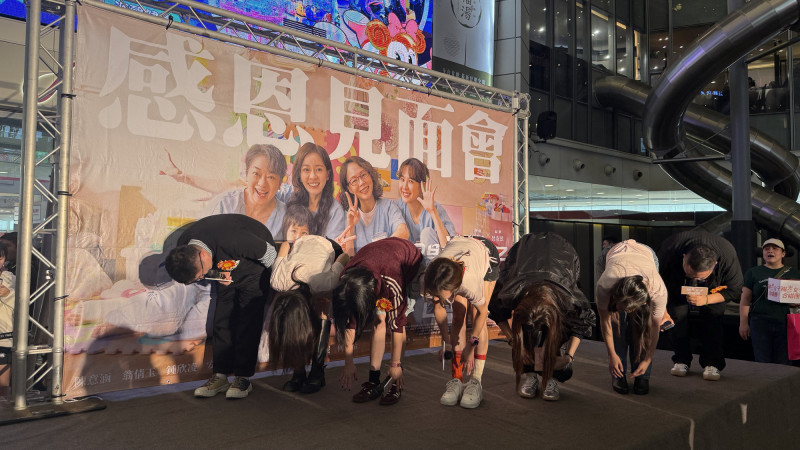 《陽光女子合唱團》演員與導演、編劇一起鞠躬感謝影迷。（壹壹喜喜提供）