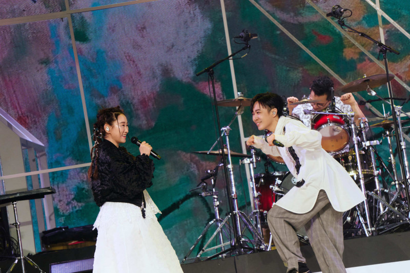 青峰、王菀之不時幽默互動。（蘇打綠有限公司提供）