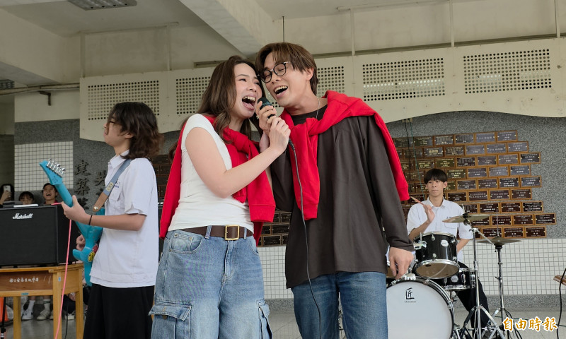 潘雲安（右）、犬青返回宜中母校，高唱成名曲之一的《你要不要吃哈密瓜》。（記者江志雄攝）