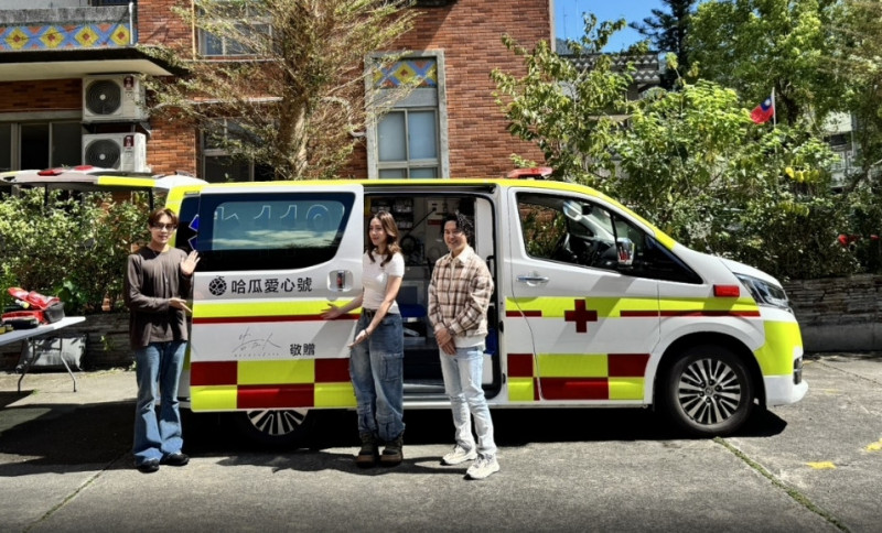 告五人與他們捐贈的「哈瓜愛心號」救護車合影。（圖由宜縣消防局提供）