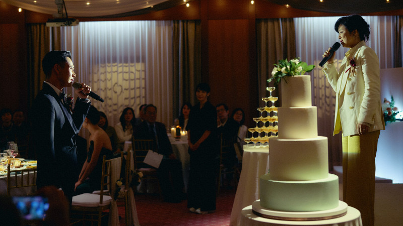 劉冠廷（左）情緒潰堤、與劇中母親楊貴媚對唱《玫瑰人生》的一場戲成為《雙囍》最大哭點。（水花影業提供）