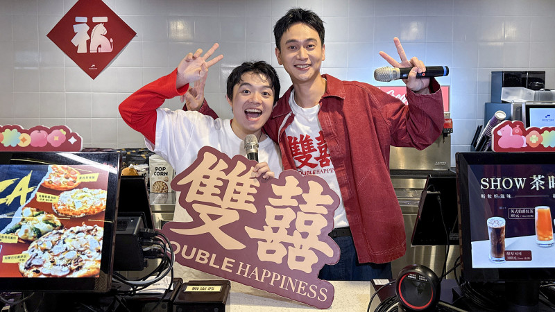 《雙囍》劉冠廷（右）、洪群鈞（左）化身售票員寵粉。（水花影業提供）