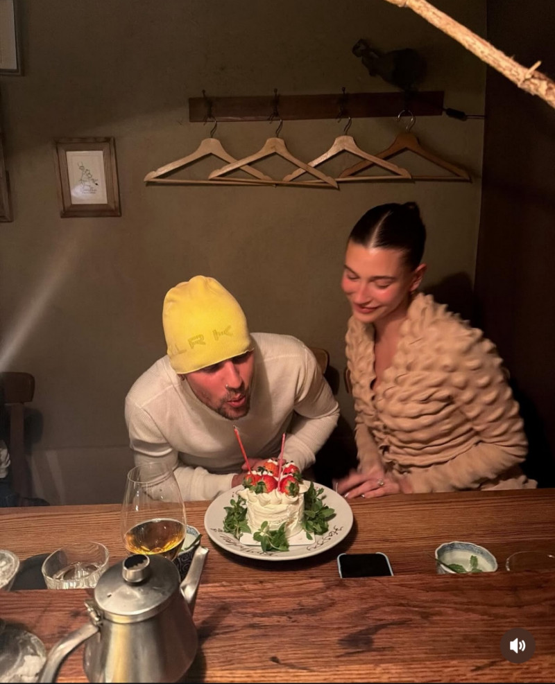 小賈斯汀（左）和海莉常飛去日本，今年他還在東京吹蠟燭慶生。（翻攝自IG）