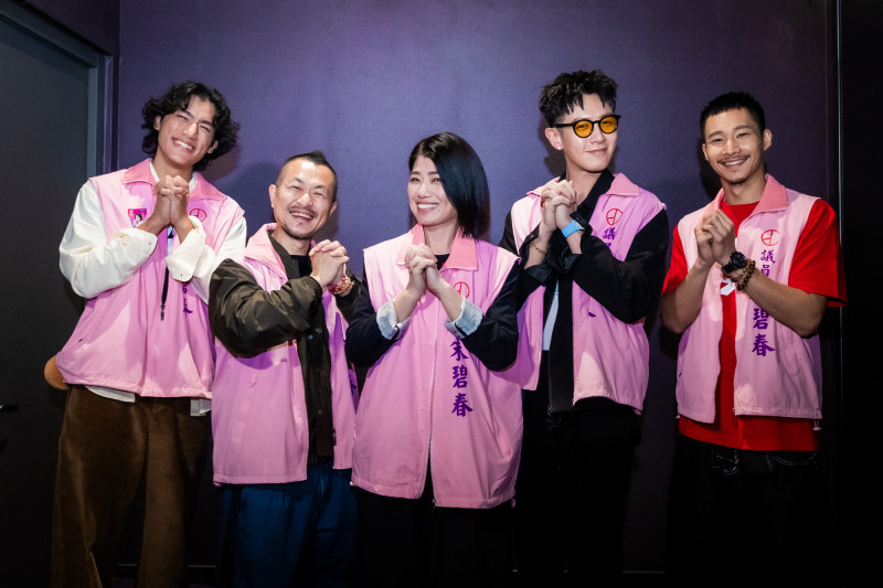 《功夫》主演（左起）朱軒洋、導演九把刀、嚴藝文、柯震東、黃冠智出席映後，穿上片中競選團隊背心謝票。（麻吉砥加提供）