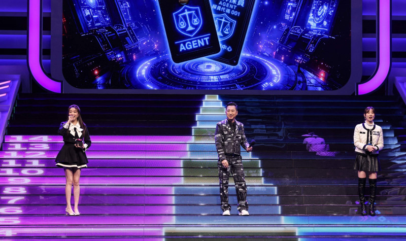 庾澄慶（中）主持公視《哈！真相大白了》，成語蕎（左）與夏語心成功挺進最末關「真相凱旋門」。（公視提供）