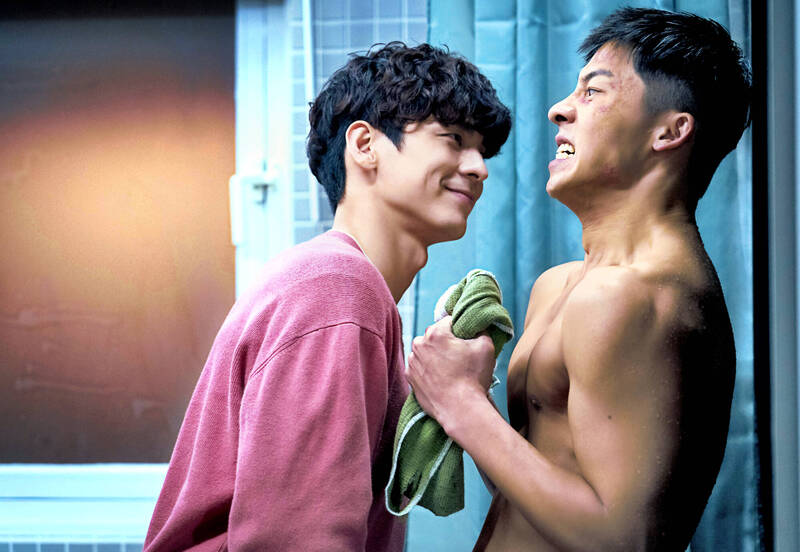 許光漢（右）、林柏宏主演的《關於我和鬼變成家人的那件事》口碑極佳，在台創下破億票房。（金盞花大影業提供）