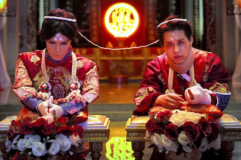 《冥婚鬧泰大》幾乎原汁原味呈現《關於我和鬼變成家人的那件事》「冥婚」的橋段。（金盞花大影業提供）