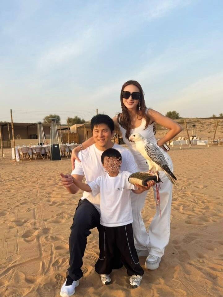 吳思顏（右）、韓志華（左）全家定居杜拜。（翻攝自臉書）