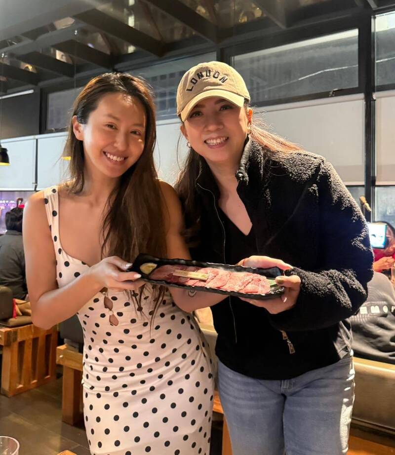 薔薔人在加拿大溫哥華和郭靜純相見歡。（翻攝自薔薔臉書）