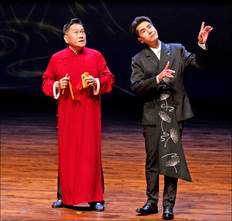 王傳一（右）、朱德剛合作相聲《壹加一剛好比三小》台中首演。（嚞娛樂提供）