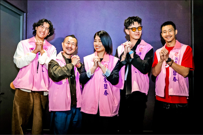 朱軒洋（左起）、導演九把刀、嚴藝文、柯震東、黃冠智出席映後，穿上《功夫》競選團隊背心謝票。（麻吉砥加提供）