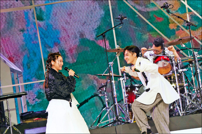 蘇打綠受好友王菀之（左）邀請合體開唱，用歌曲致意方大同。（蘇打綠提供）