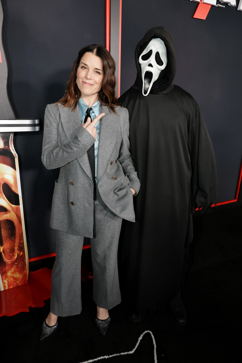 妮芙坎貝爾在《驚聲尖叫7》洛杉磯首映和「鬼臉殺手」相見歡。（UIP提供）