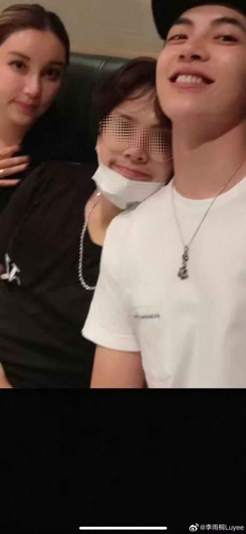 網紅李雨桐（左）貼出和王嘉爾（右）去KTV唱歌照片，引來網友質疑動機。（翻攝自微博）