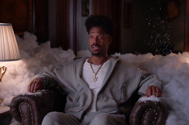 馬龍韋恩斯在《驚聲尖笑》惡搞《逃出絕命鎮》。（UIP提供）